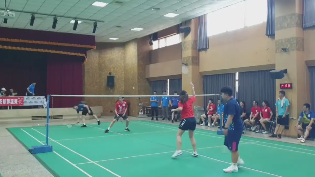 ▲中市四分局六樓禮堂經改造變成勤餘時間員警相約打球紓壓的絕佳場所（圖/記者鄧力軍翻攝）
