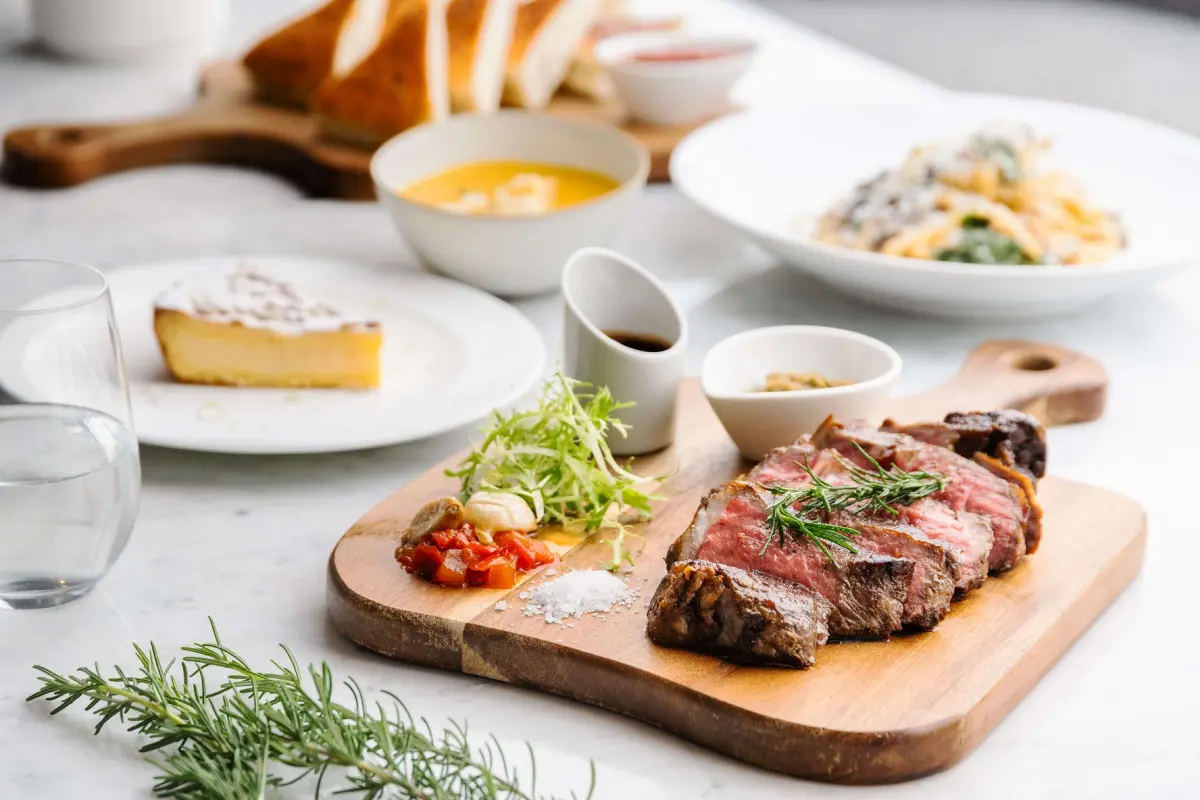 ▲高雄洲際酒店的SEEDS大地餐廳正式轉型為「義式餐廳」，新菜單有單點有套餐，圖為晚套餐主菜雲林豪斯登沙朗牛。（圖／高雄洲際酒店提供）