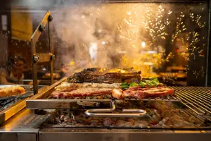 ▲直火燒烤出的西西里島道地烤肉料理，即將於今年上半年進駐君品酒店。（圖／君品酒店提供）