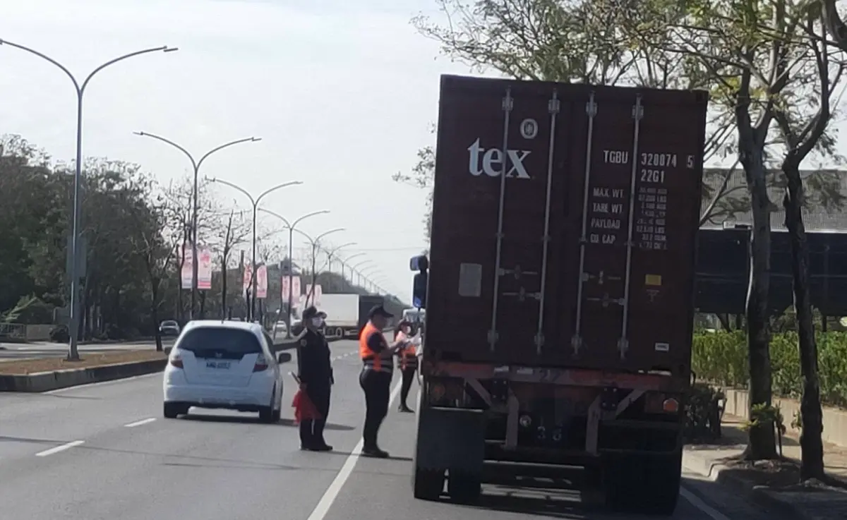 ▲為防制大型車交通事故，高市警局交通大隊持續進行大型車違規稽查取締專案，並呼籲用路人，應正視「大型車之內輪差與駕駛視線死角」等潛在危險。(圖／高市交通大隊提供)