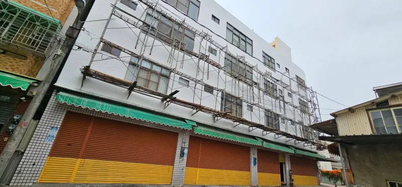 ▲南部一名老透天厝屋主找在地工作室進行防水工程，對方喊出「保固8年」，工程費也比他行便宜30萬元，但做一半就跑了。（圖／住宅消保會提供）