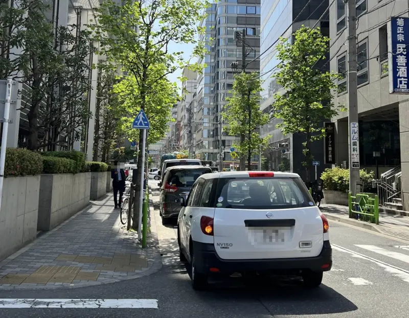 ▲一名網友發文指出，日本許多人行道都會加設圍欄，可以防止違停又更加安全，但台灣卻幾乎沒看過這種設計，十分好奇背後原因。（圖／記者賴禹妡攝）