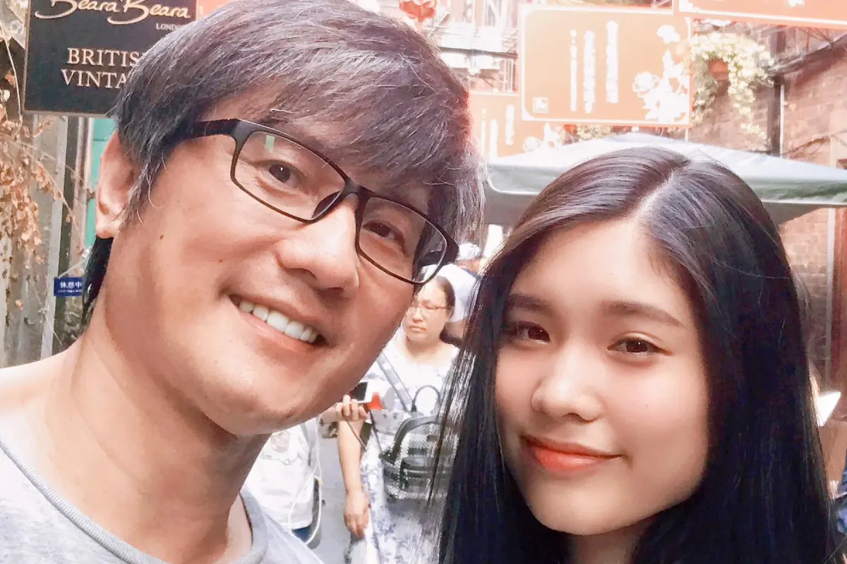 ▲包小柏（左）用AI復活22歲病逝愛女，讓夫妻倆終於可以重新交談。（圖／包小柏臉書）