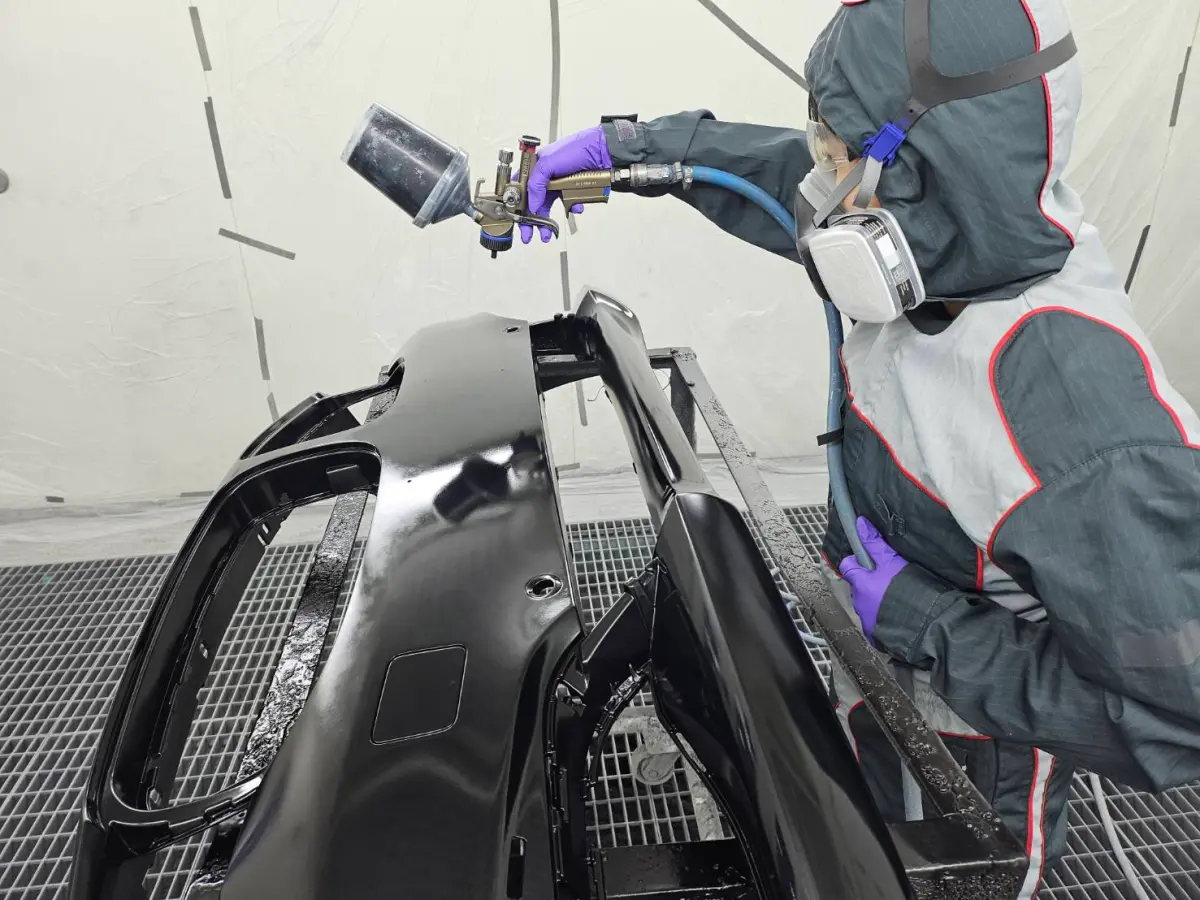 ▲BMW「女黑手」楊婷喻在技職奧運，為台灣摘下首面汽車噴漆金牌。（圖／楊婷喻提供）