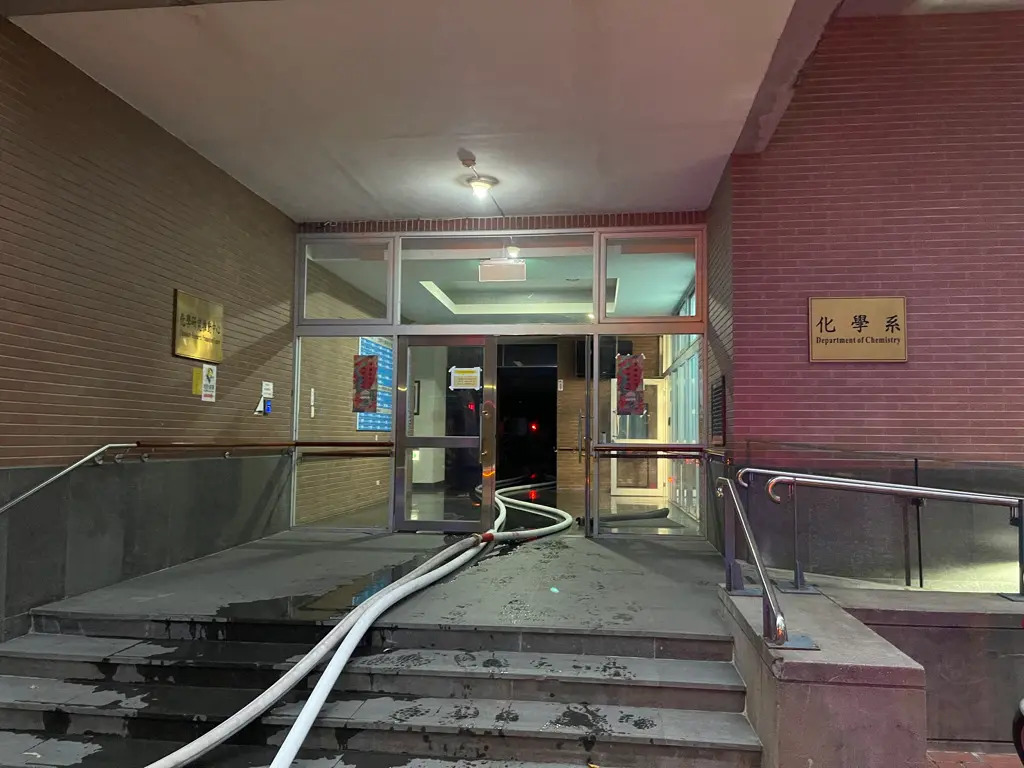 ▲國立台灣大學化學系積學館內7樓一處實驗室，驚傳發生火警，所幸無人傷亡。（圖／翻攝畫面）