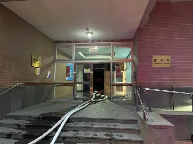 ▲國立台灣大學化學系積學館內7樓一處實驗室，驚傳發生火警，所幸無人傷亡。（圖／翻攝畫面）
