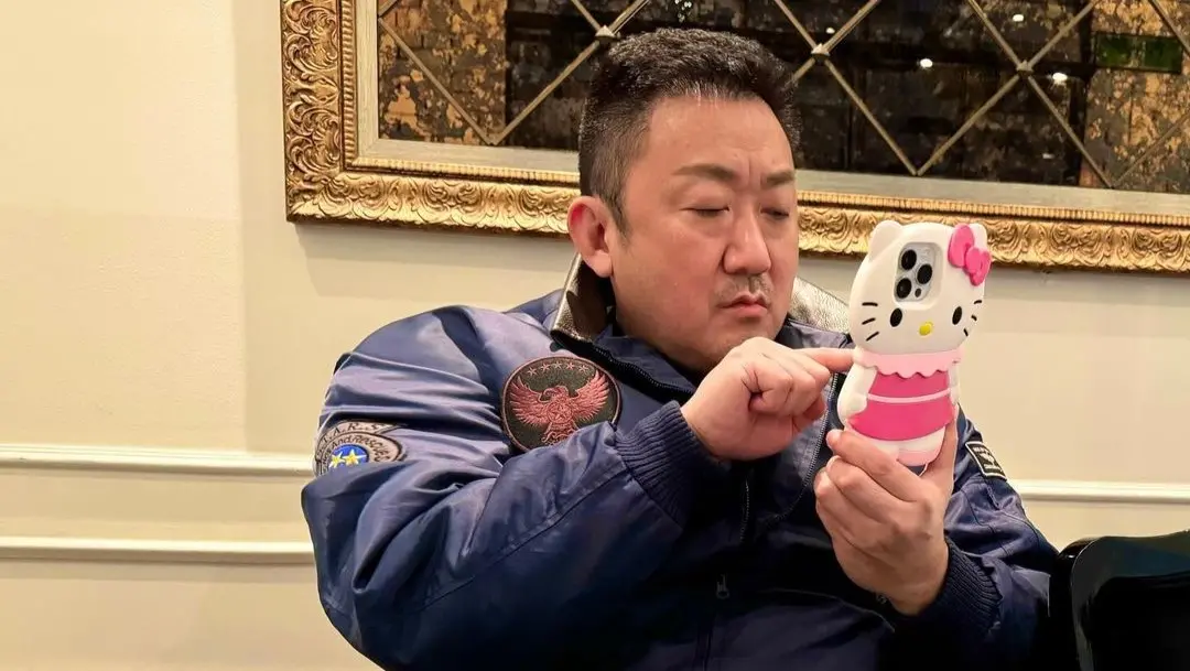 ▲馬東石粗獷的外表下有著少女心，手持Hello Kitty手機殼引起粉絲熱議。（圖／翻攝自馬東石IG）