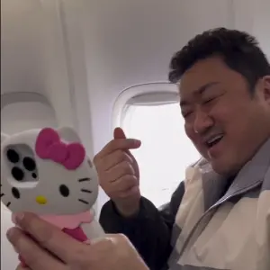 ▲馬東石在飛往德國柏林飛機上，拿出裝著Hello Kitty手機殼的手機自拍。（圖／翻攝自馬東石IG）