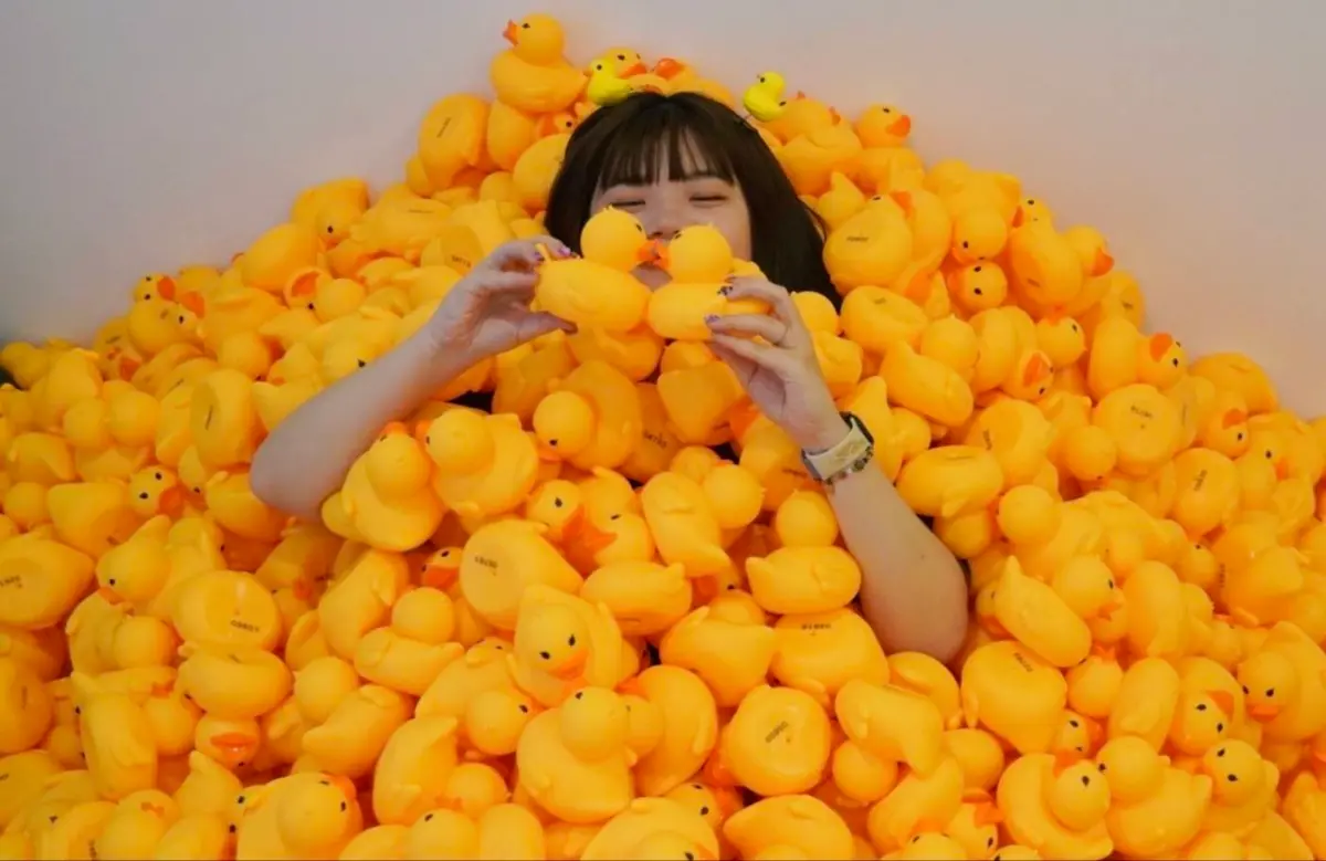 ▲高雄「2024冬日遊樂園」接近尾聲，黃色小鴨吸引超過740萬人次前往賞鴨，高市府青年局也舉辦「港快跑鴨！」水域摸彩活動，明（24）日元宵節下午會有1萬5000隻超萌小鴨在大港橋水域競速漂流。（示意圖／高雄市青年局提供）