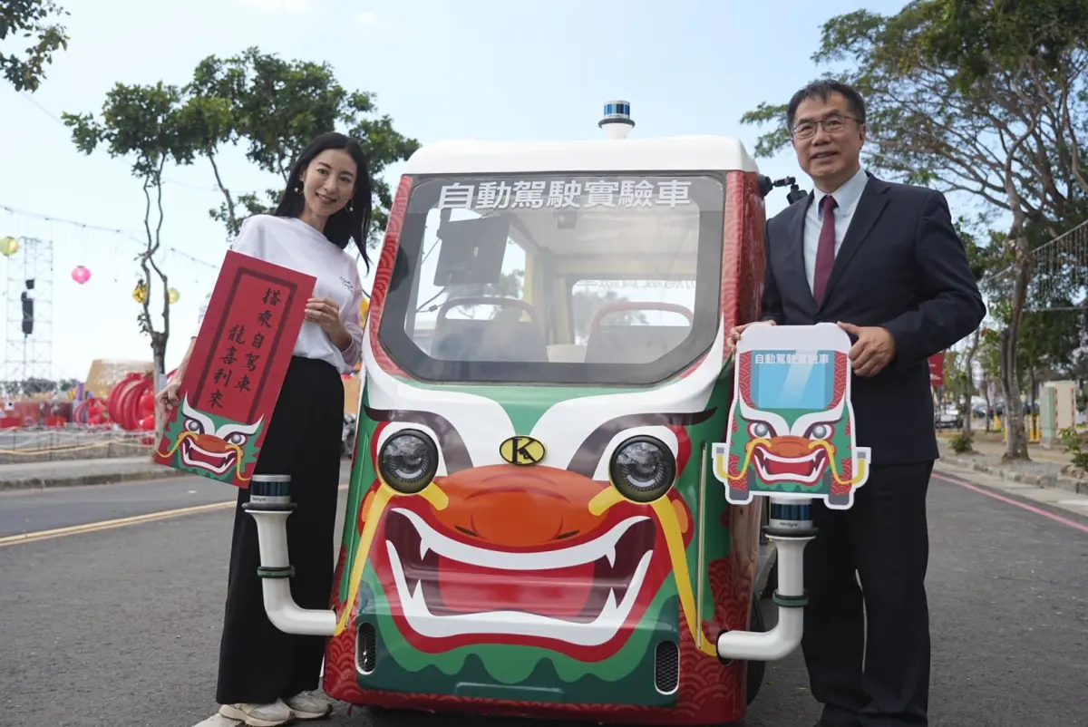 ▲台南市長黃偉哲與日本女星大久保麻梨子開箱全國首輛的燈會專屬自駕車。（圖／台南市政府提供）
