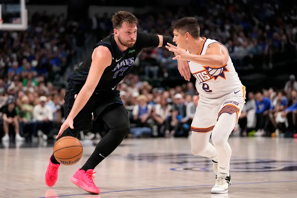 ▲獨行俠球星Luka Doncic41分、準大三元領軍擊落太陽，成為詹皇之後聯盟第二位達成1萬分、3000籃板和3000助攻里程碑的球員。（圖／美聯社／達志影像）