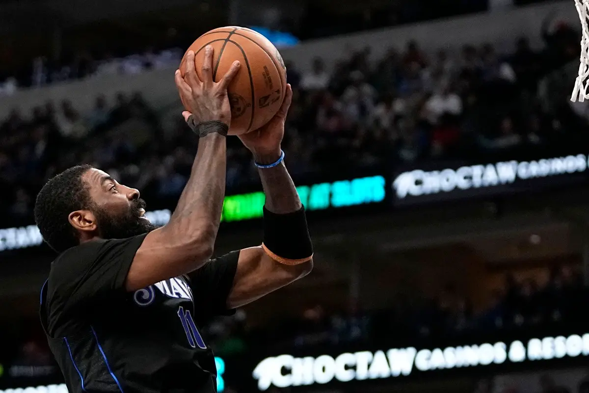 ▲獨行俠明星後衛Kyrie Irving攻下29分，在比賽中他還完成一次華麗的換手拉桿上籃，連「詹皇」LeBron James都感到驚艷。（圖／美聯社／達志影像）