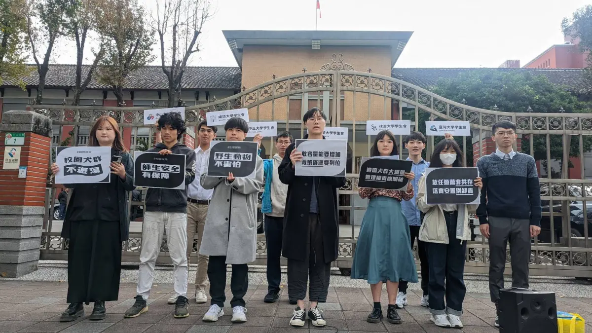 ▲校園浪犬問題多，台大等6所大學學生會，今（23）日齊聲呼籲政府檢討遊蕩犬政策。（圖／學生團體提供）