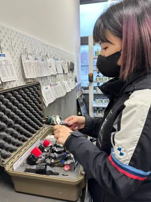 BMW女黑手楊婷喻 ▲楊婷喻愛上汽車噴漆,是因為馬上就看得到成果,極具成就感。(圖/楊婷喻提供)