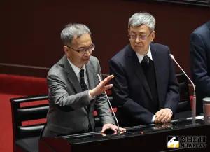 韓國瑜化身暖男提醒喝熱茶 薛瑞元嚴重燒聲原來是這原因
