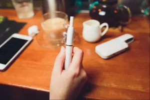 根據日韓經驗,若政府貿然開放加熱菸,青少年吸菸人口勢將攀升。 ▲根據日韓經驗,若政府貿然開放加熱菸,青少年吸菸人口勢將攀升。(圖/shutterstock)