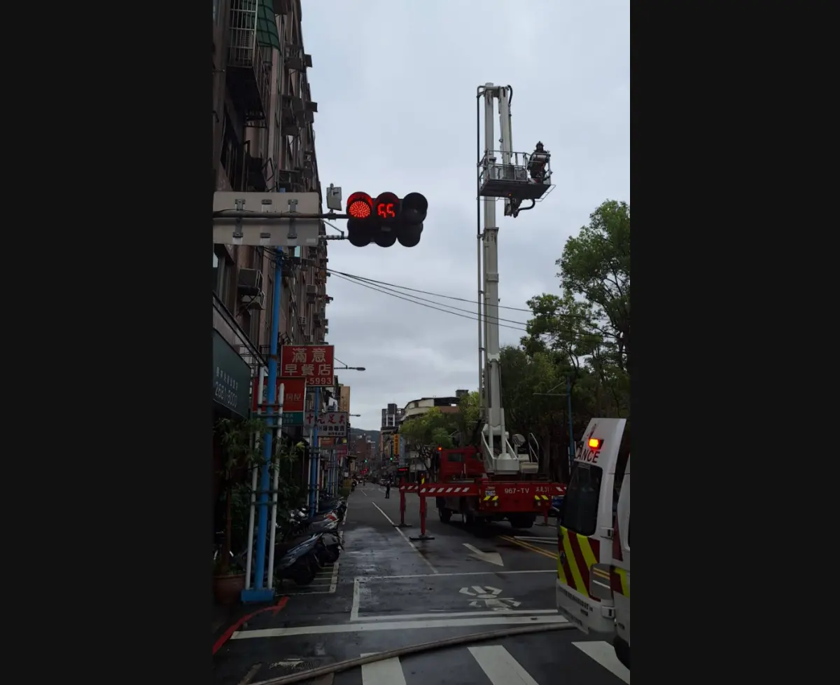 ▲今（23）日下午3時許，新北板橋篤行路一處社區大樓3樓突發火警，一對男女救出後發現失去生命跡象。（圖／翻攝畫面）