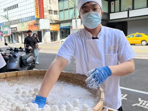 ▲元宵是將切塊的餡料放在竹篩裡，裹上糯米粉一層層「搖」出來的，口感較有咬勁。（圖／翻攝沁園春創始店臉書）