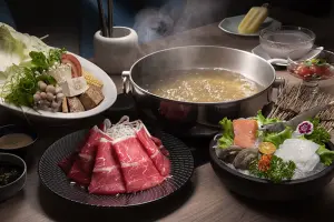 高雄福華飯店內餐廳也推多項優惠,像是Smile One精緻涮涮鍋就有無骨牛小排加購價只要220元。(圖/高雄福華飯店提供) ▲高雄福華飯店內餐廳也推多項優惠,像是Smile One精緻涮涮鍋就有無骨牛小排加購價只要220元。(圖/高雄福華飯店提供)