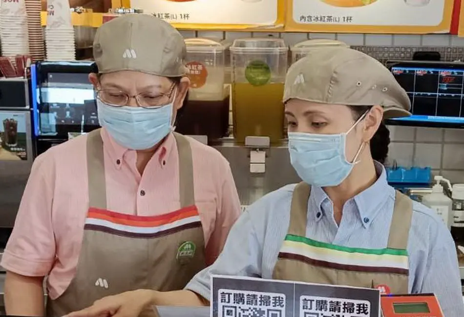 ▲勞動部高屏澎東分署突破就業重圍，助58歲的柯大姐(左)與資深青年員工搭配工作，加速柯大姐職場環境適應力，重返職場。(圖／勞動部高屏澎東分署提供)