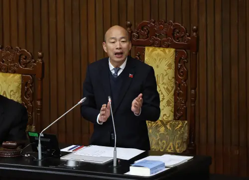 黃國昌酸柯建銘 林俊憲反批:白8席晃議場、為何缺席反年改投票