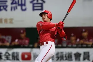 中華職棒/威弟、小龍女揪球迷關注少棒 元宵現身燈會發小紅包