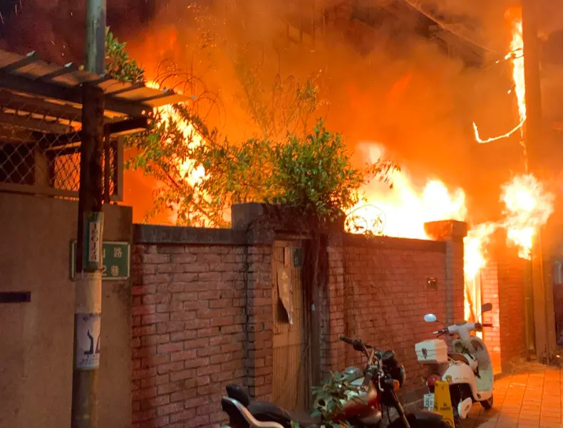 ▲台南開山路23日晚間一處住宅發生嚴重火警，屋主與母親雙雙被燒成焦屍。（圖／翻攝自記者爆料網）