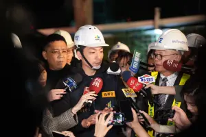 ▲慶城街工地地基下陷，台北市長蔣萬安火速趕往現場了解。(圖／北市府提供)
