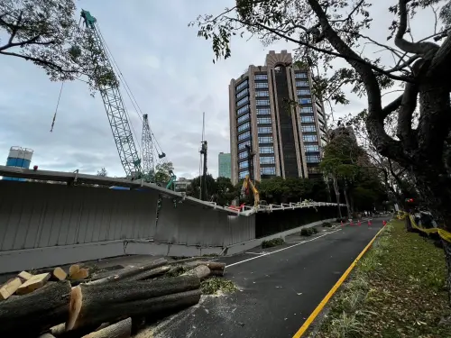 慶城街工地地基下陷！隔壁驚見「豪宅文華苑」　專家揭房價動向
