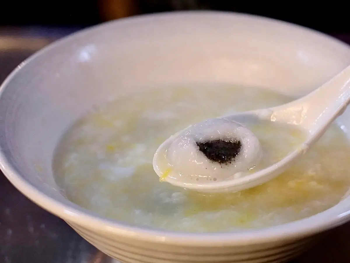 ▲元宵節必吃元宵，外型與湯圓相當像，但其實兩者不一樣，作法不同、口感也有差。（圖／記者葉盛耀攝）