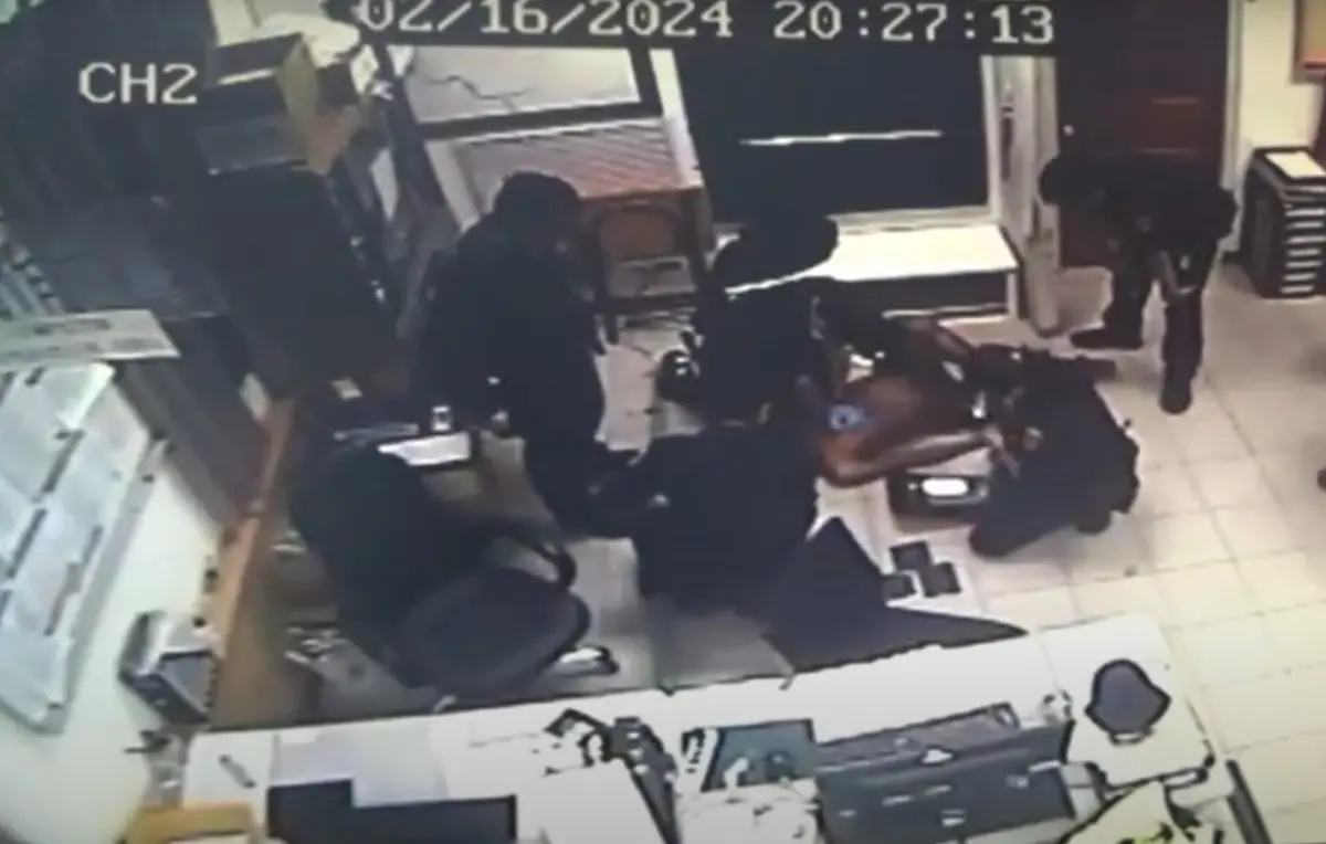 ▲本月16日，屏東蔡姓男子因涉竊盜遭逮，不料他卻在製作筆錄前，突然昏迷倒地不起，經送醫搶救不治 ，檢警介入調查，蔡男疑似遭警棍重擊，導致內臟破裂身亡。（圖／翻攝畫面）