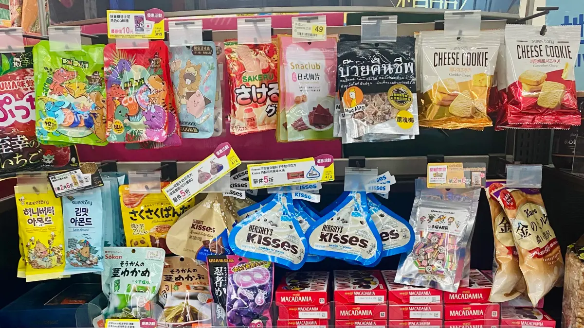 ▲7-11年後零食優惠猛烈，北海道鱈魚起司條由139元降至10元，另有雪糕、巧克力、歐蕾買1送1。（圖／記者黃韻文攝）