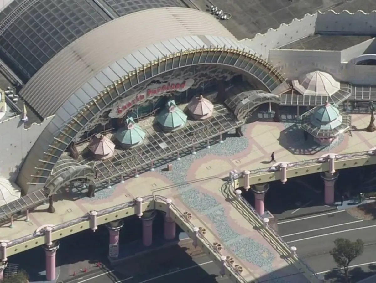 ▲日本三麗鷗彩虹樂園，24日上午驚傳收到恐嚇電郵，緊急宣布閉園。（圖／翻攝自NHK）