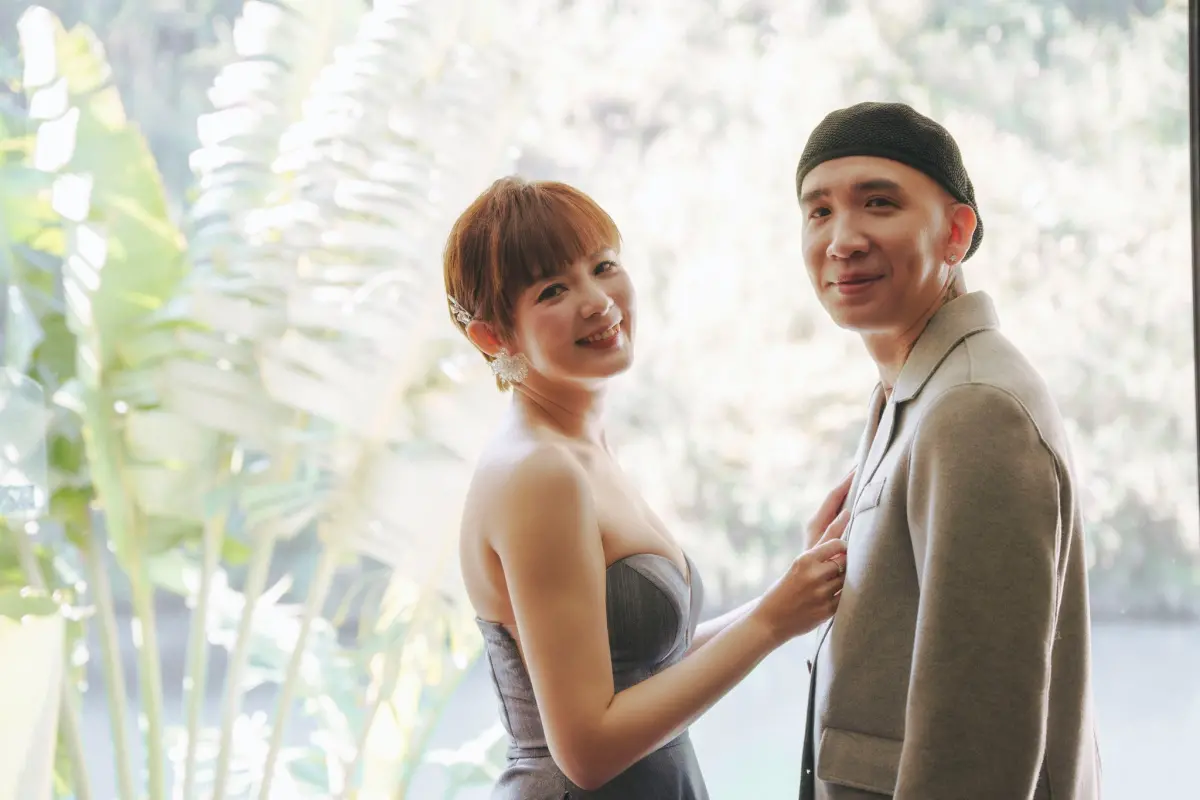 ▲作家H與珮甄宣布分手，兩人今年1月20日才剛辦完婚禮，「情斷在登記之前」。（圖/陳珮甄臉書）