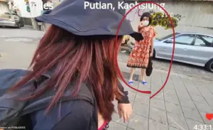 ▲2月9日時,Kiaraakitty走在高雄前鎮的路上,卻遭一位怪異的婦人攔截,口中不斷大喊「妳勾引我老公」。 ▲2月9日時,Kiaraakitty走在高雄前鎮的路上,卻遭一位怪異的婦人攔截,口中不斷大喊「妳勾引我老公」。