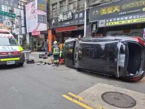 24日下午,新北市新莊區中港路口,發生一起交通事故,一台賓士轎車不明原因失控暴衝,撞上一名年約70歲的女性行人,婦人頭部受創當場失去生命跡象。(圖/翻攝畫面) ▲24日下午,新北市新莊區中港路口,發生一起交通事故,一台賓士轎車不明原因失控暴衝,撞上一名年約70歲的女性行人,婦人頭部受創當場失去生命跡象。(圖/翻攝畫面)