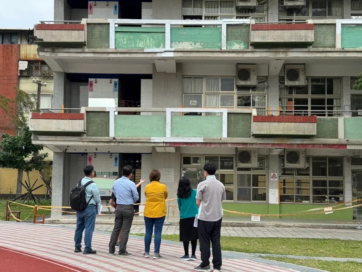 ▲板橋海山高中老舊校舍下起「磁磚雨」，議員黃淑君陸續接獲家長陳情，要求教育局儘速改善。（圖／黃淑君提供）