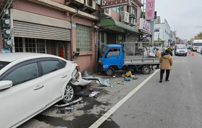 ▲桃園市平鎮區24日上午，發生2車擦撞車禍，其中貨車駕駛傷重不治。（圖／翻攝畫面）