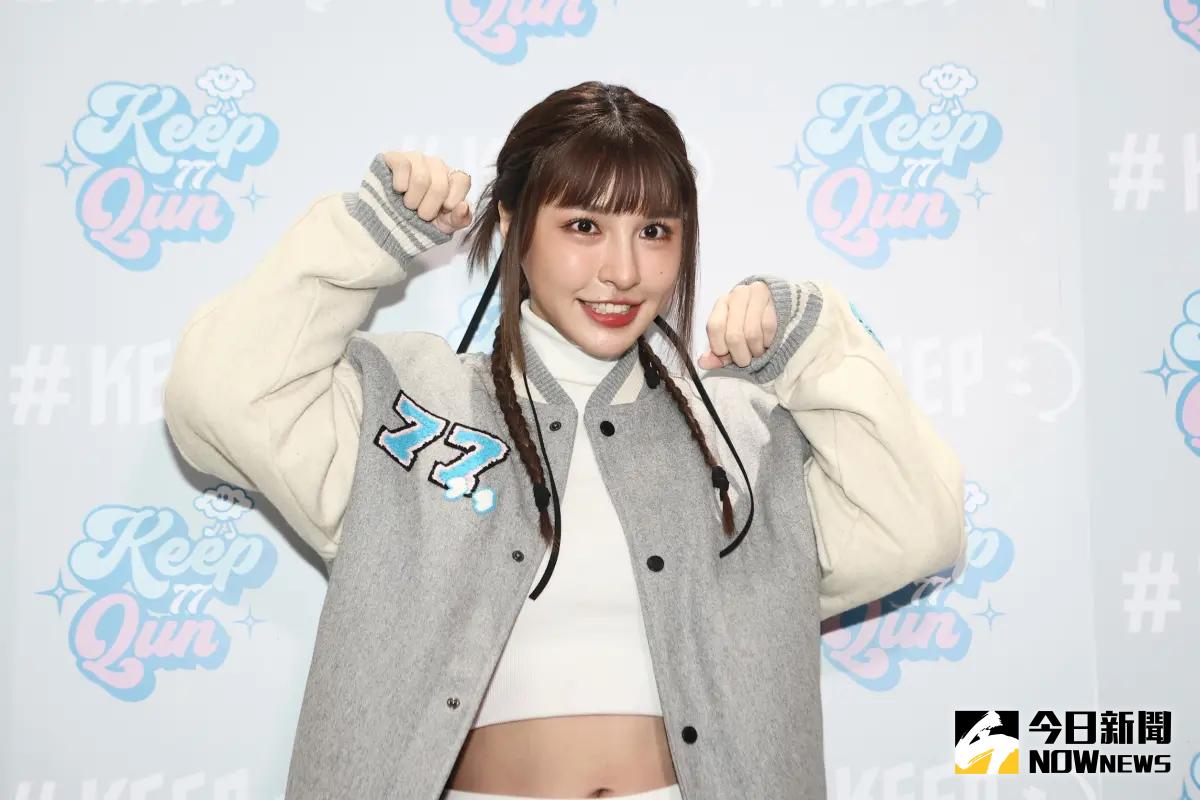 ▲峮峮用嗲聲模仿孫協志打給夏宇童，還大讚協志哥表面上雖然正經愛碎念，但私底下其實很浪漫。（圖／記者嚴俊強攝影）