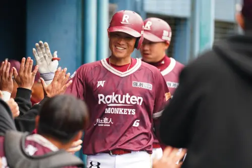 ▲樂天桃猿游擊手林承飛在首局就棒打軟銀強投大津亮介，率隊先馳得點。（圖／取自樂天桃猿臉書粉絲專頁）