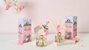 ▲櫻花系列擴香瓶，搭配玫瑰金瓶蓋、粉橙色擴香棒及櫻花裝飾棒，創造出滿懷心動的浪漫瞬間。（圖／COCODOR提供）