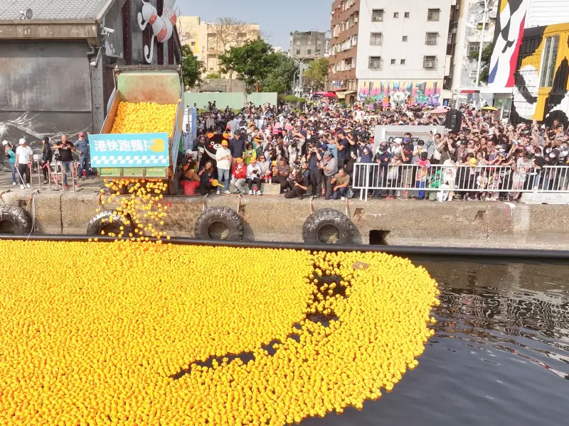 黃色小鴨倒數2天！6張圖看15000隻小鴨遊河盛況　密集恐懼症慎入