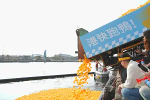 ▲1.5萬隻黃色小鴨紛紛落入大港橋水域。（圖／高雄市青年局提供）