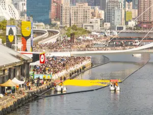 ▲大港橋附近擠滿人潮，皆是為了看1.5萬隻黃色小鴨。（圖／高雄市青年局提供）