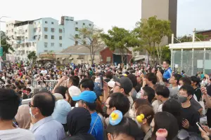 ▲大港橋畔擠滿人潮，皆為了目睹盛況。（圖／高雄市青年局提供）