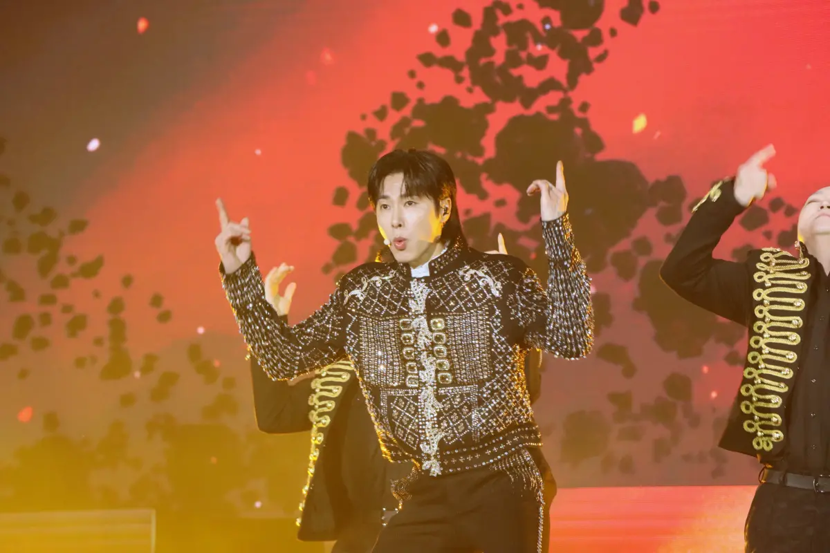 ▲沈昌珉、鄭允浩組成的東方神起24日在林口開唱，演出送上《Rising Sun》、《為什麼（Keep Your Head Down）》、《Hug》、《Balloons》、《咒文-MIROTIC》多首經典歌曲。（圖／讀者提供）