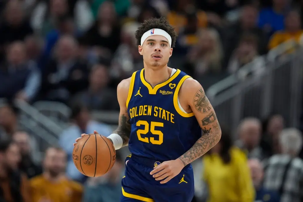 ▲勇士小將Lester Quinones無視「潛規則」上籃，之後黃蜂球員Miles Bridges和Grant Williams上前理論，兩隊因此爆發衝突。（圖／美聯社／達志影像）