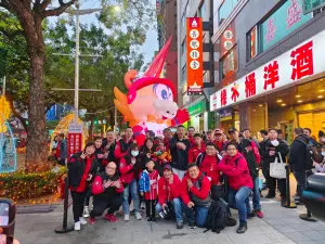 中華職棒/威弟、小龍女揪球迷關注偏鄉少棒 元宵燈會發小紅包