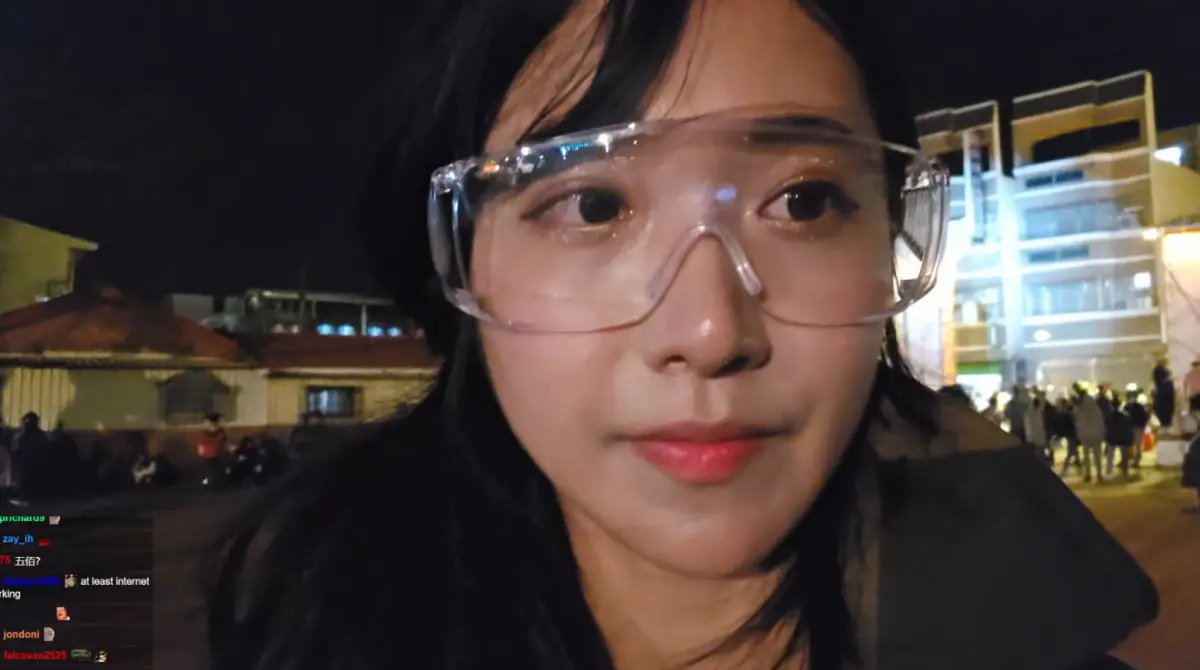 ▲南韓實況主企鵝妹（Jinny，柳允進）自去年來台徒步挑戰成功後，時隔半年再度來到台灣，而她的第一站就是前往台南觀賞鹽水蜂炮。（圖／取自twitch Jinnytty）