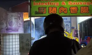 ▲企鵝妹在台南買大腸包小腸，價格卻讓台灣網友引發論戰。（圖／取自企鵝妹Twitch直播）